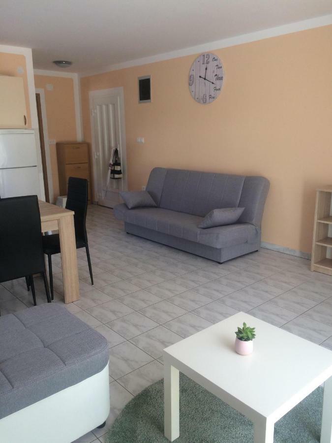Obiteljski Apartman Filip U Blizini Plaze Za Djecu Palit Exterior foto